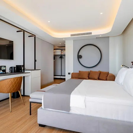 Yacht Premium Hotell 4*